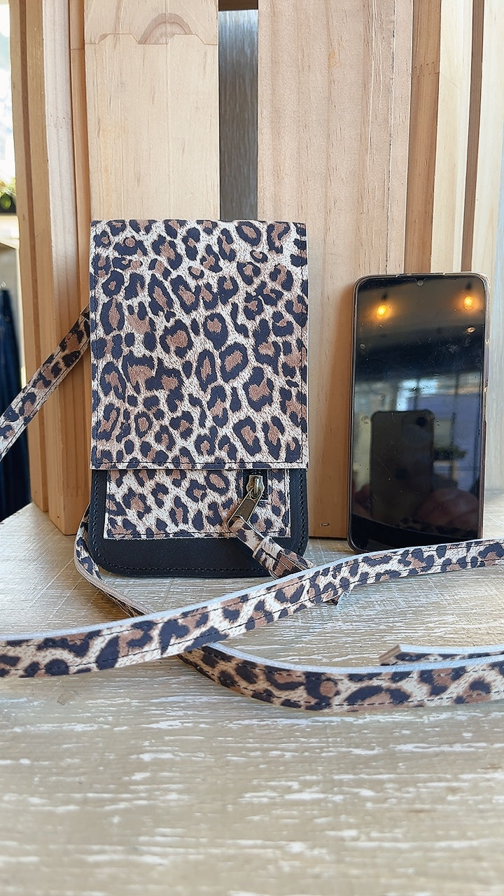 Porta Celular 100% cuero color Animal Print